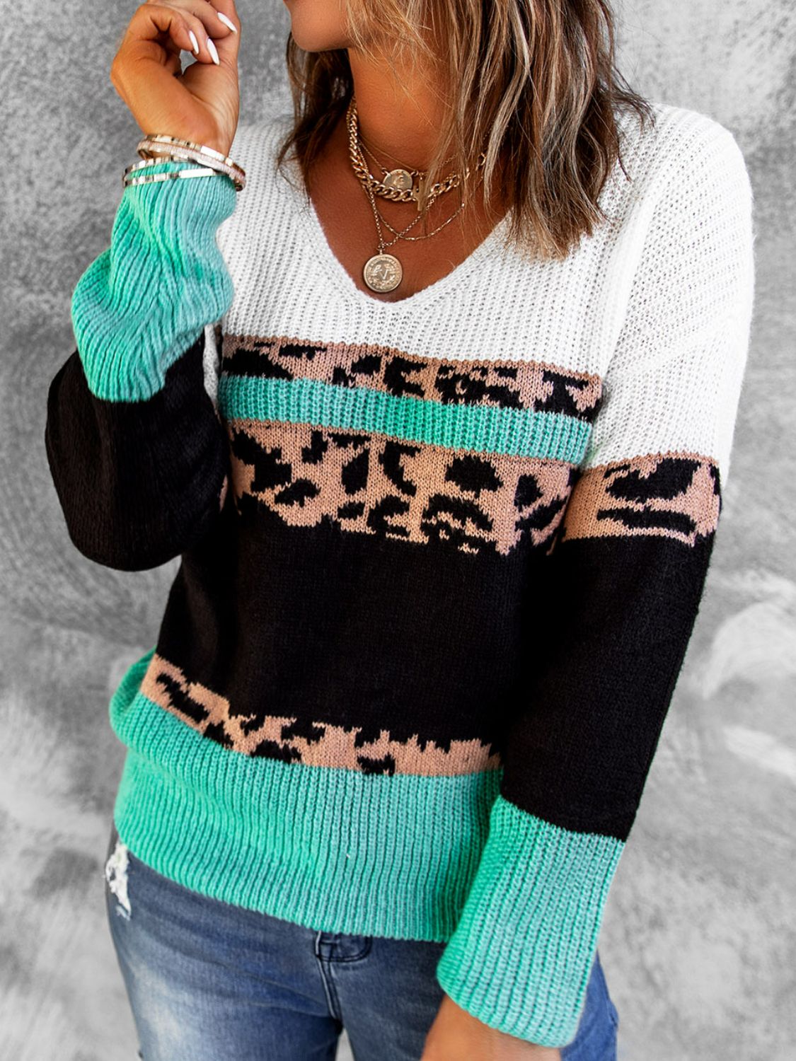 Suéter de punto de canalé con cuello en V y bloques de color de leopardo