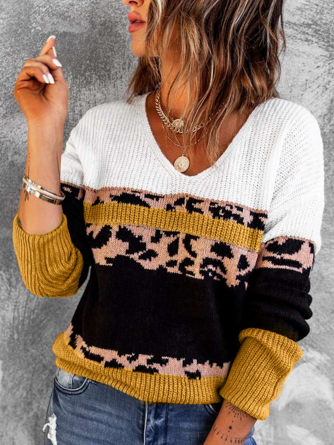 Suéter de punto de canalé con cuello en V y bloques de color de leopardo