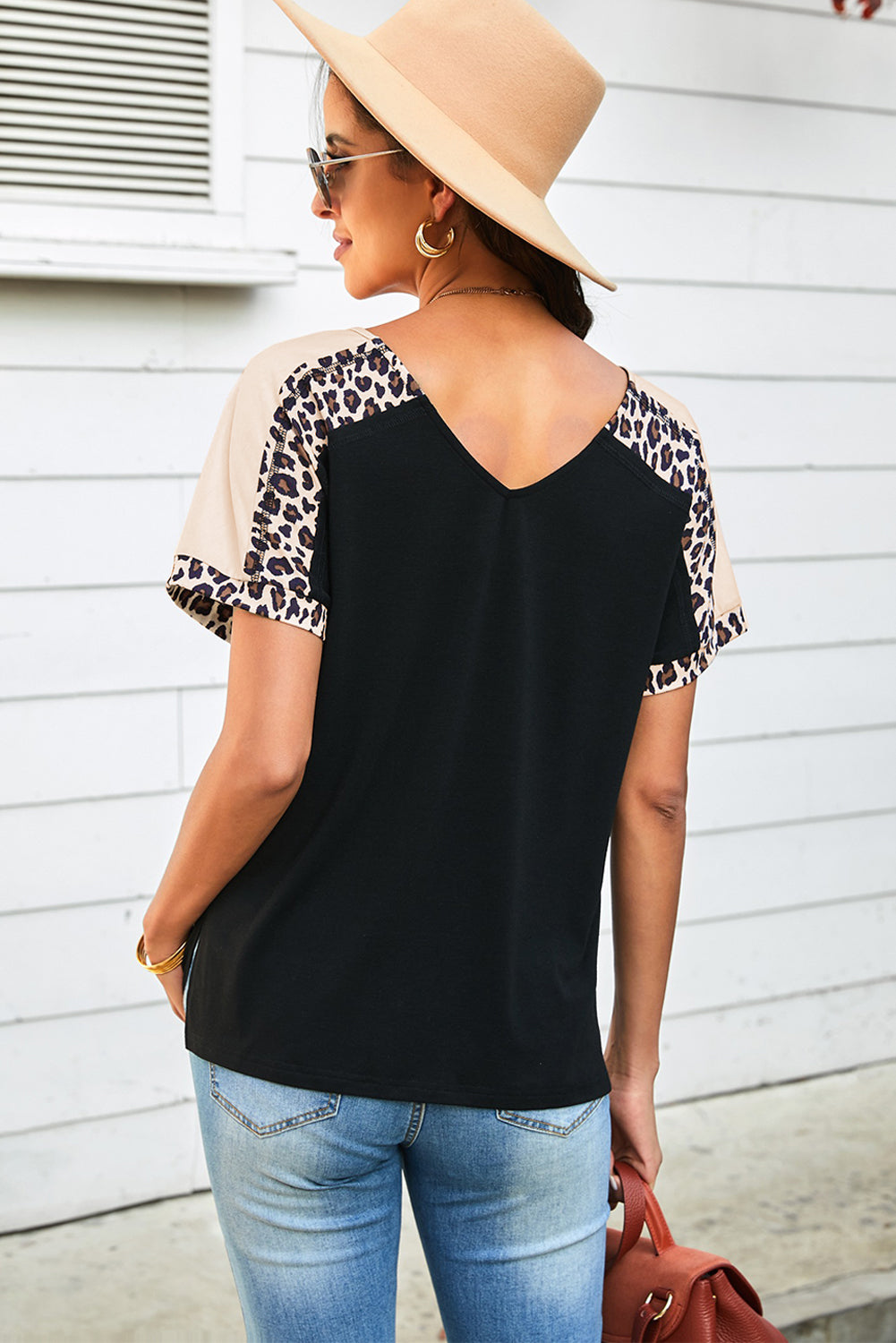 Camiseta con cuello en V y abertura lateral con manga de leopardo