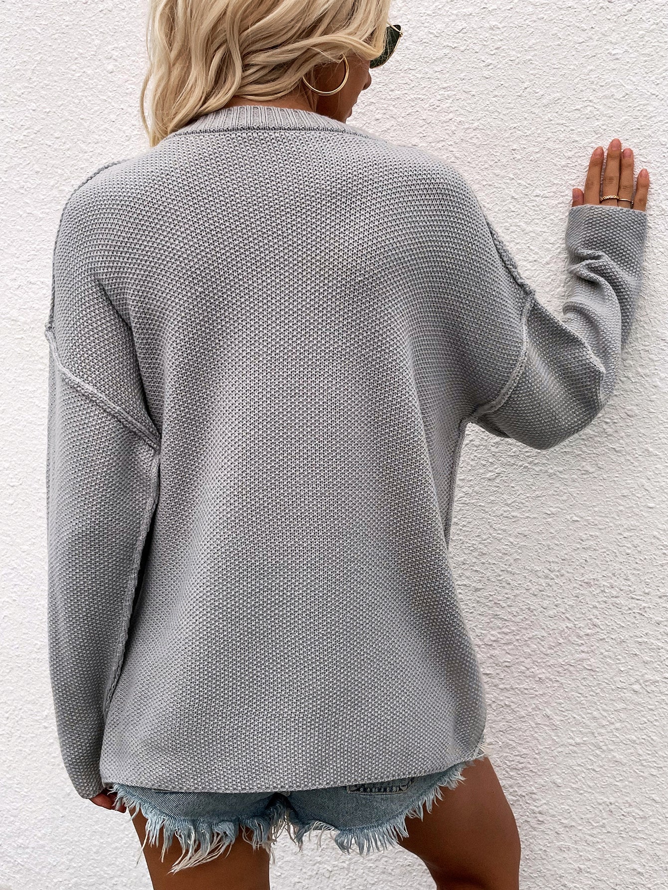 Suéter abotonado con costuras expuestas