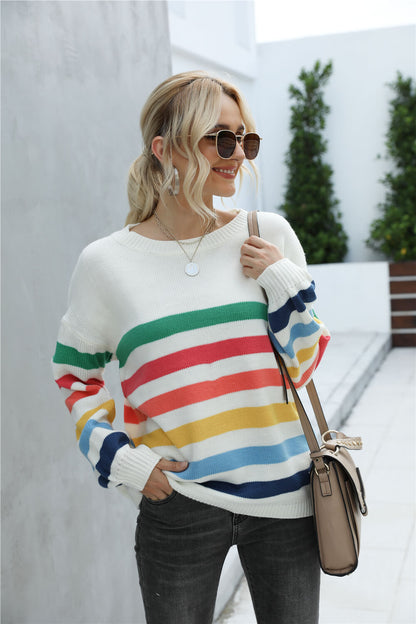 Suéter con hombros caídos y rayas arcoíris