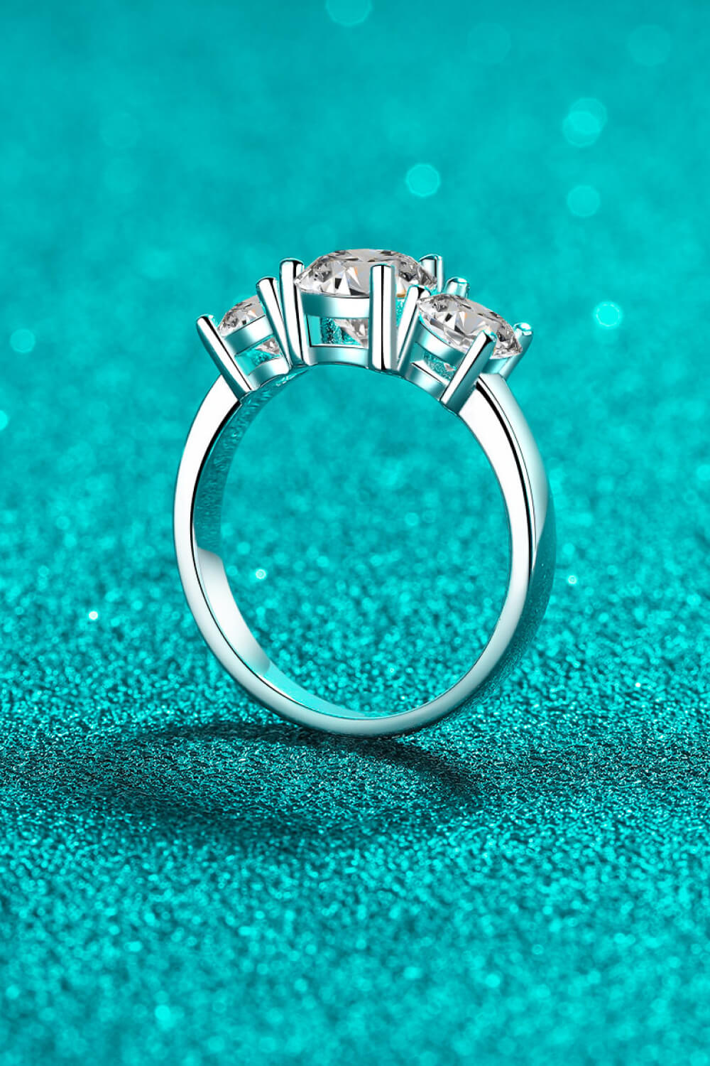 Elegante anillo de moissanita de plata de ley 925