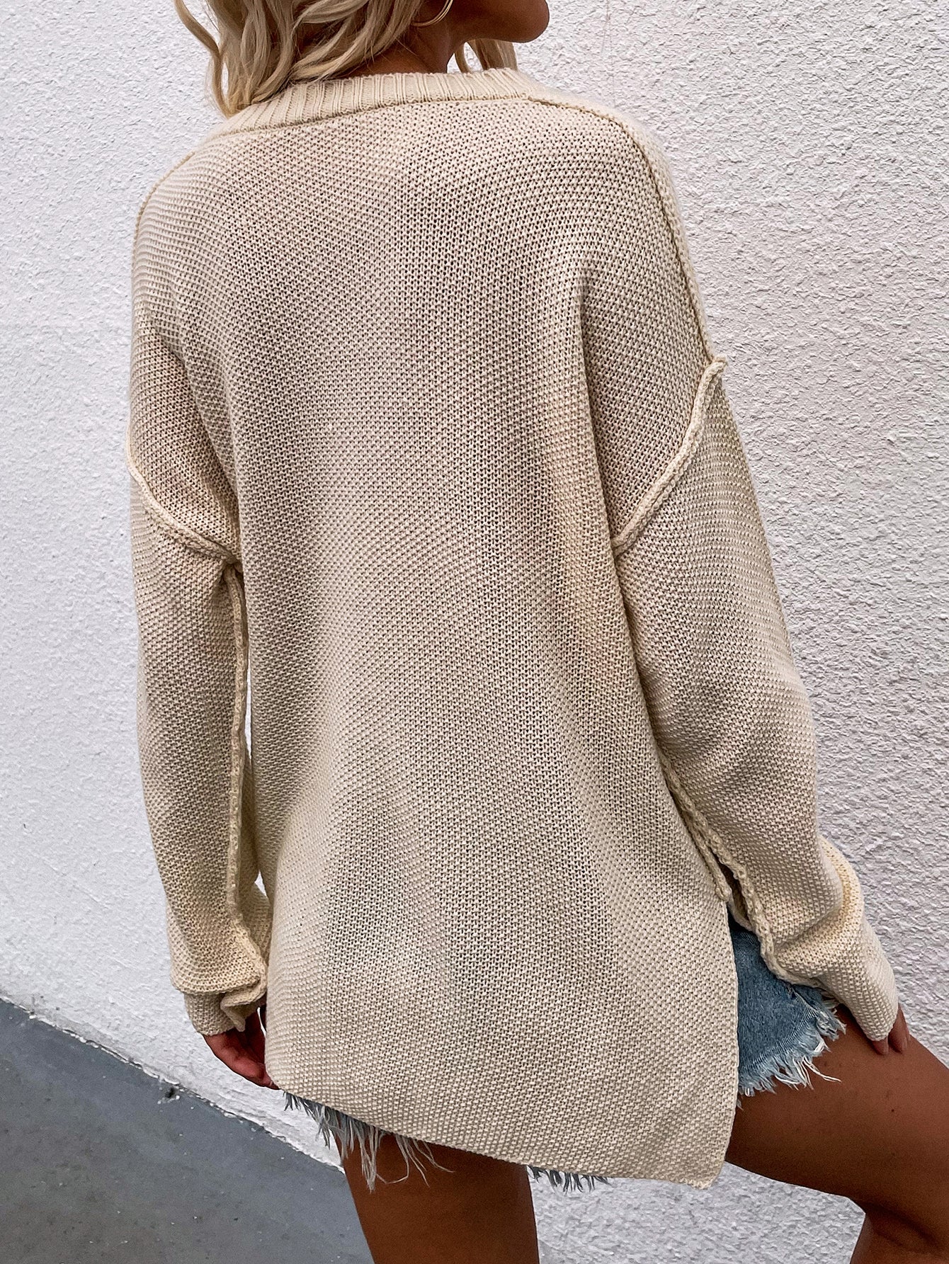 Suéter abotonado con costuras expuestas